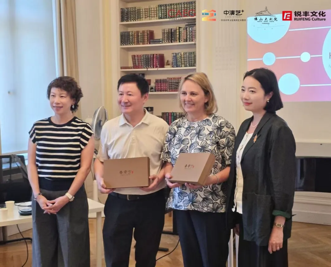 中方代表向米凯拉·哈恩博士赠予佛山非遗特色香云纱礼品