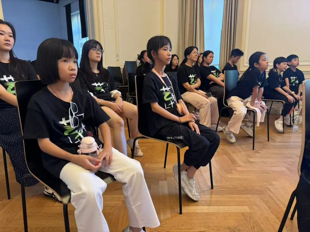 中国青少年学生在雅金音乐学校公益讲座现场认真聆听
